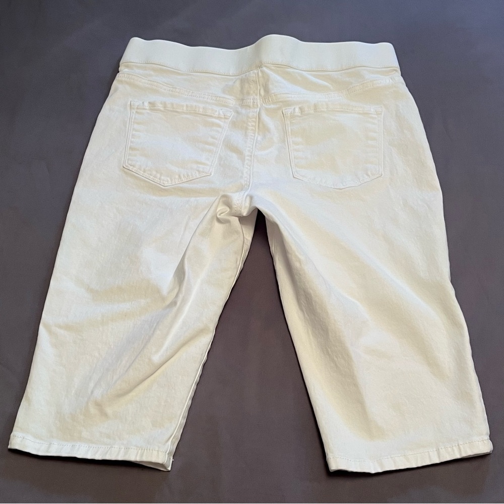 Bandolino Women’s White Pull-On Skimmer Pants - Picture 2 of 11